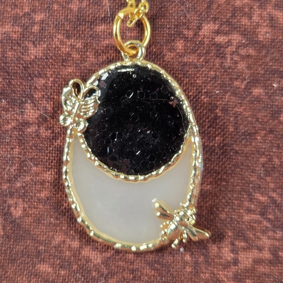 Jewelry - Elegant Gold and Black Pendant Necklace